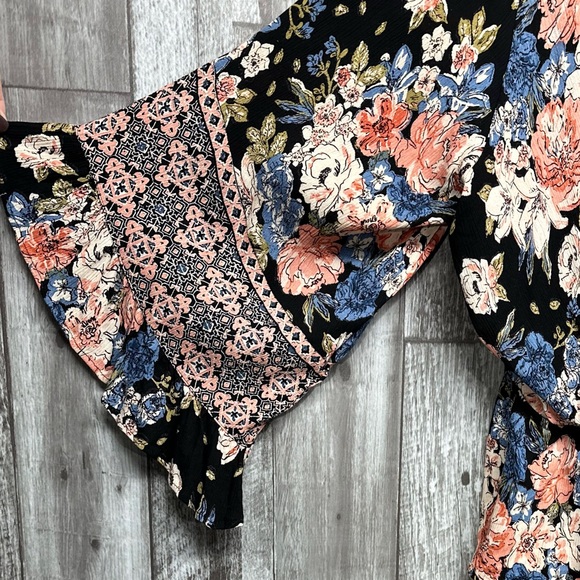 ⭐️Romantic Gypsy Floral Flutter Sleeve V-Neck Top NWT [6041] - Picture 9 of 11